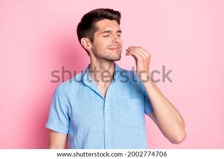 Photo portrait smiling man in blue shirt eat delicious dish showing gourmet sign isolated pastel pink color background Royalty-Free Stock Photo #2002774706