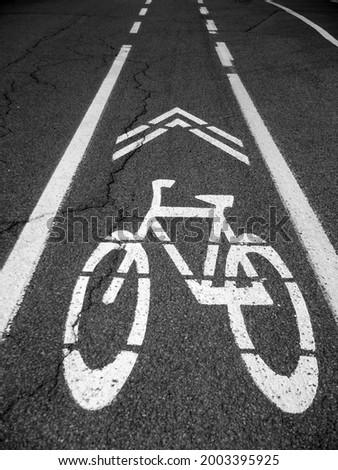 Signaling on the asphalt of a cycle path