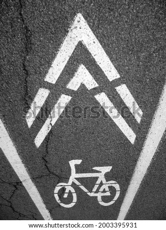 Signaling on the asphalt of a cycle path