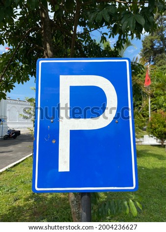 Blue parkir roadsign made from metal to show that this place allowed to park