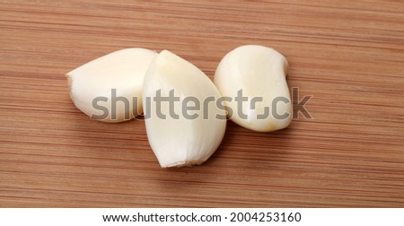 Garlic on the chopping board