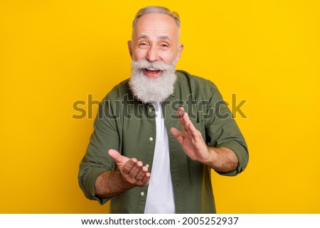 Photo portrait of grandfather cheerful happy clapping hands on concert isolated vibrant yellow color background