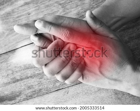 Closeup of hand with hand pain and numbness. Royalty-Free Stock Photo #2005333514