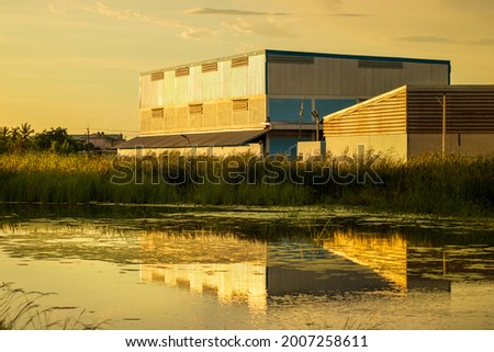 The silhouette reflects on the water of the building in the evening.