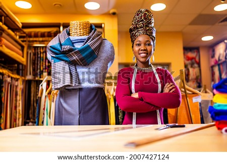 authentic ethnic africa america sellerwoman working in shop Royalty-Free Stock Photo #2007427124