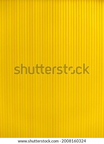 yellow background or yellow light.