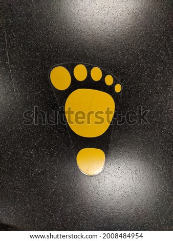 yellow foot sign in Delhi metro