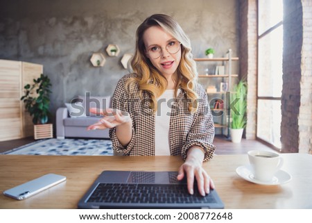 Photo portrait young woman talking on webcam working from home Royalty-Free Stock Photo #2008772648