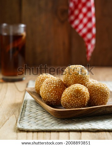 "Kue Onde Onde" Or jiandui or fried dumpling is a type of fried Chinese pastry made from glutinous rice flour. The pastry is coated with sesame seeds on the outside and is crisp and chewy.