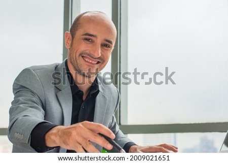 Businessman hold pen signature on document 