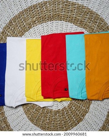 cotton t-shirt with several color variants suitable for walking