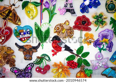 Beautiful varied and multi-colored handmade brooches. Royalty-Free Stock Photo #2010946574
