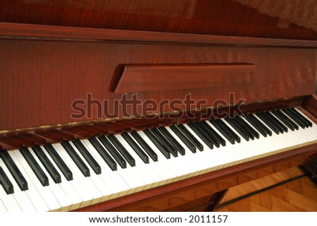 Piano with polished wooden finishing