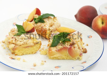 Delicious peach cake with crumble