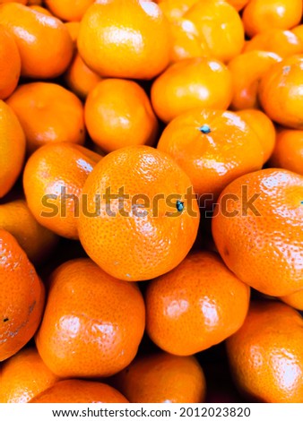 Oranges, fruits, add vitamins, increase immunity to the body, anti-virus, there are many children, piled together (close-up shot)