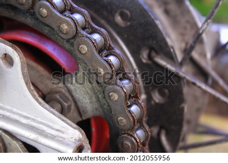 A close up photo of a chain on a motor vehicle. 