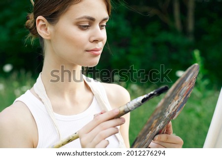 woman artist draws outdoors hobby leisure