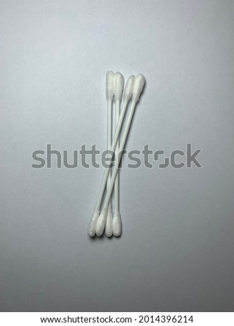 The white cotton bud aims to clean the dirt in the ear canal.