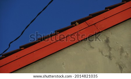 The roof and ceiling of the house seen from below against a blue sky background