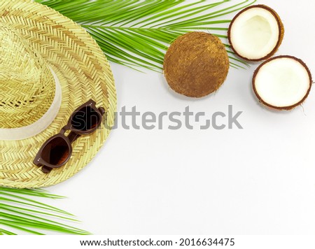 Coconut and straw hat on whitte backgrouf foto stock