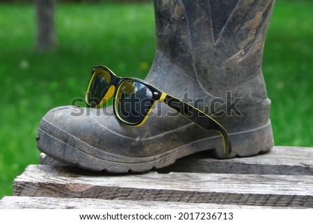 Black women's sunglasses with a yellow frame and rubber boots