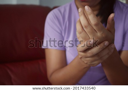 Woman from pain numbness or weakness in the hands The cause of injury is osteoarthritis. Rheumatoid arthritis gout peripheral neuropathy. health care