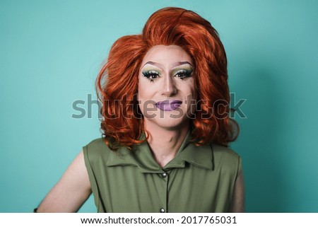 Drag queen smiling on camera with blue background - Focus on face