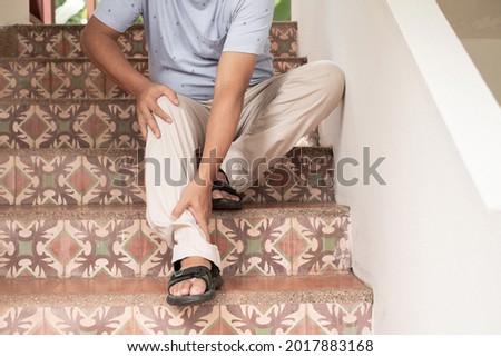 Men can't go upstairs. Due to muscle weakness, pain, and tingling at the nerve endings of the knee This is a side effect of Guillain-Barre Syndrome after vaccination against COVID-19.