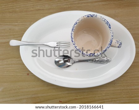 Plates, coffee mugs, tea spoons and small cutlery 