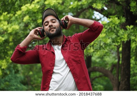a man listening music online