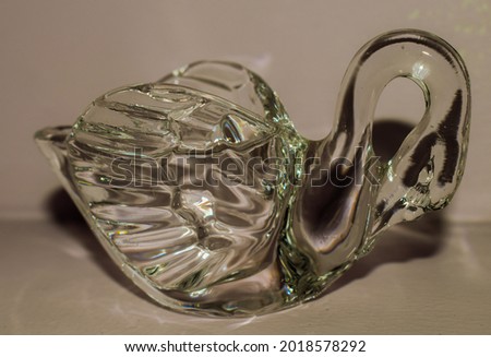 PICTURE OF VINTAGE GLASS SWAN