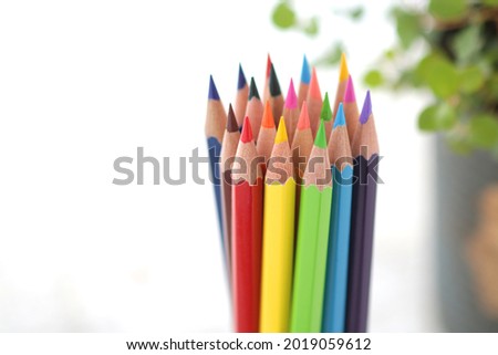 Colored pencils, drawing and emotional education for children