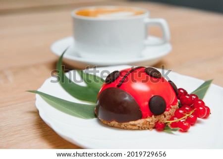 Design cake in the form of ladybug