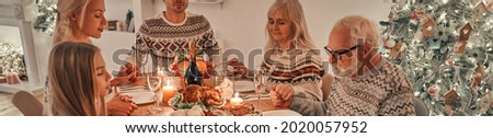 The family praying at the christmas table