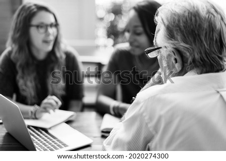College students are discussing with the advisor