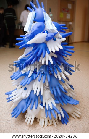 Medical protective gloves in the form of a Christmas tree.
