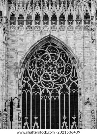 Black and white picture of the rose window of Milan Cathedral