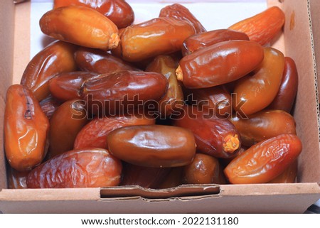 Soft and delicious ruthob stage tunis dates full of fiber, the main food for breaking the fast Royalty-Free Stock Photo #2022131180