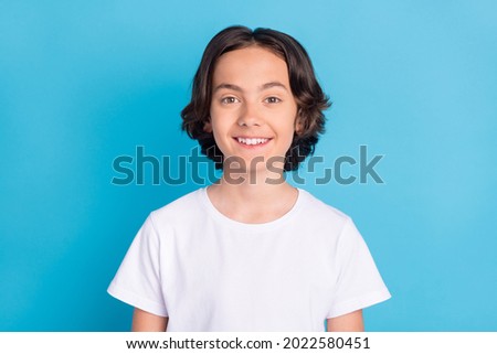 Photo portrait schoolboy smiling in white t-shirt isolated pastel blue color background