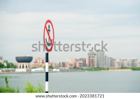 Do not throw an anchor sign on the Kazanka River, shallow depth of field.