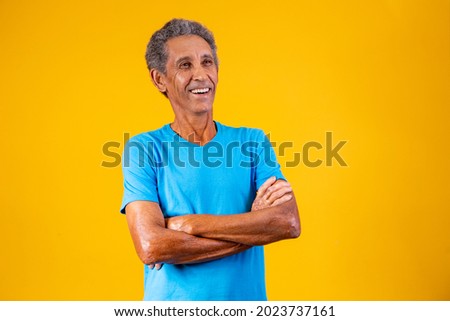 Portrait of afro elderly man with arms crossed smiling at the camera. Royalty-Free Stock Photo #2023737161