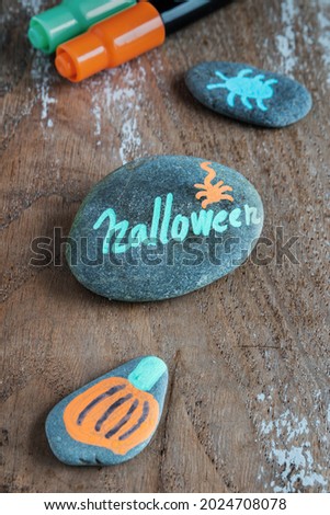 Halloween crafts to do with children, stones painted with markers