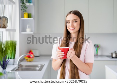 Photo portrait young woman drinking coffee in the kitchen at home