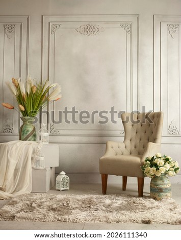 royal roman backdrop in light grey textured wall with moulding