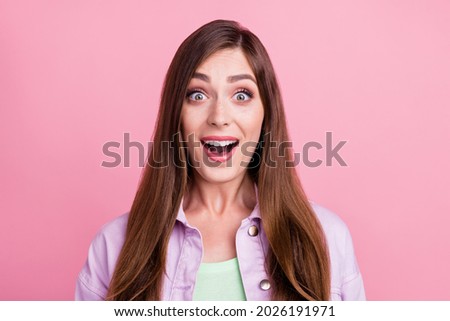 Photo portrait woman wearing casual shirt smiling cheerful amazed shocked isolated pastel pink color background