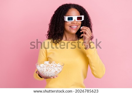 Photo of sweet pretty dark skin girl dressed yellow pullover vr glasses holding popcorn plate smiling isolated pink color background