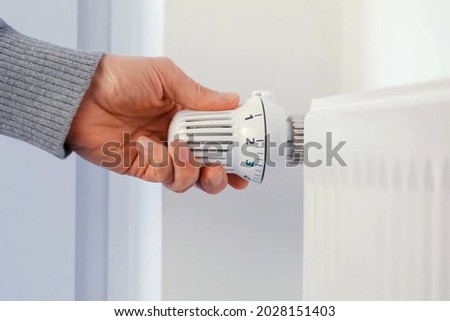 Hand adjustment of the heating temperature on the radiator.