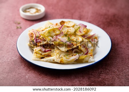 Savory apple pie with red onion 