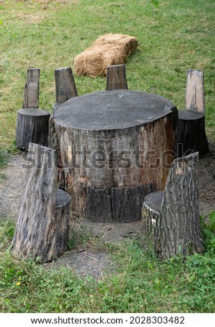 The rest area is made from solid tree trunks. Beautiful and environmentally friendly chairs and a table for pre-food are ideal for a good rest.