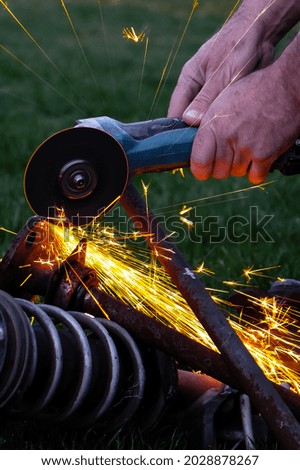 Man using an angle grinder 
